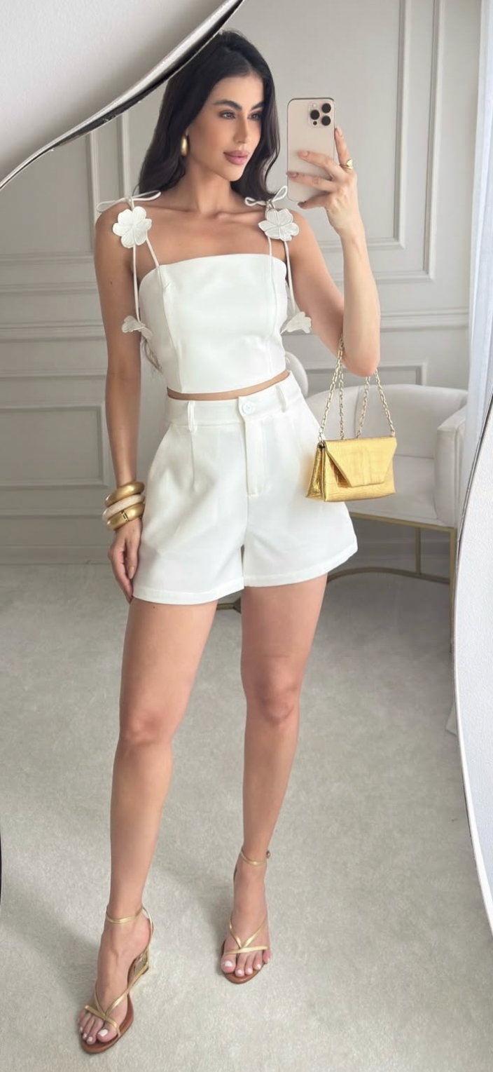 Conjunto Cropped com Flores e Shorts Alfaiataria