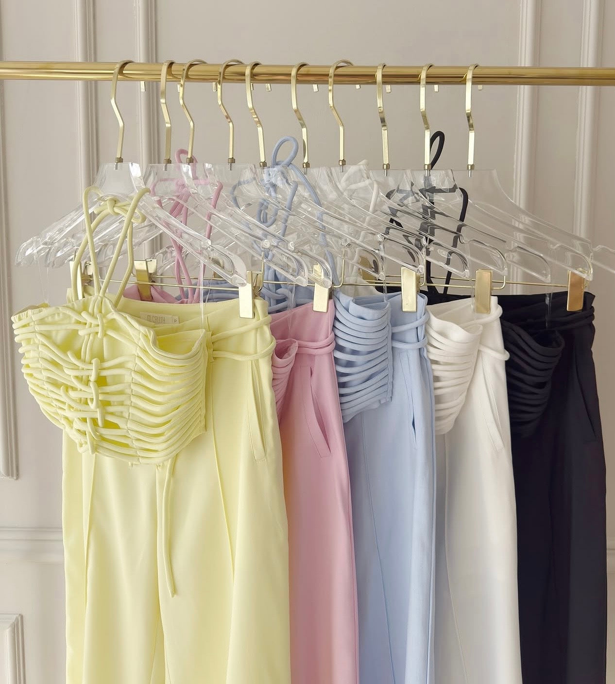 Conjunto Cropped com Detalhe Trançado e Calça Pantalona