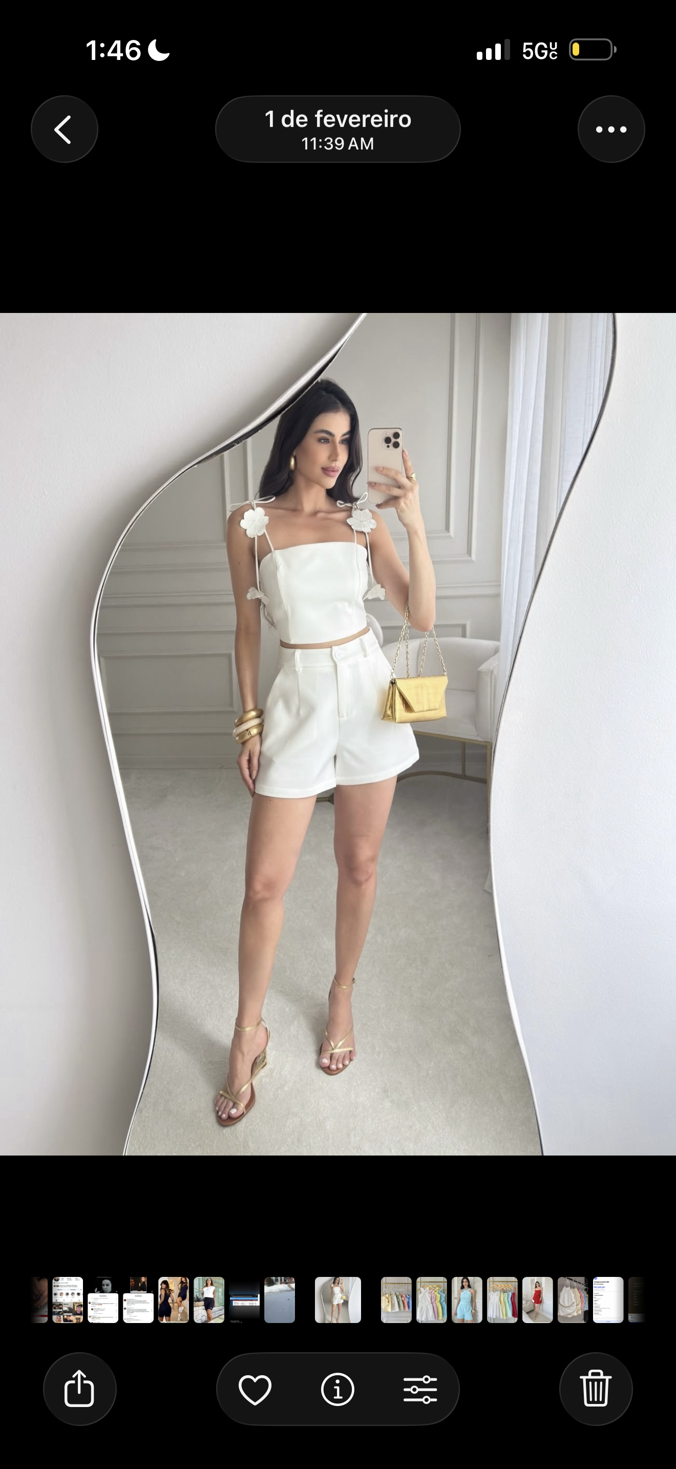 Conjunto Cropped com Flores e Shorts Alfaiataria